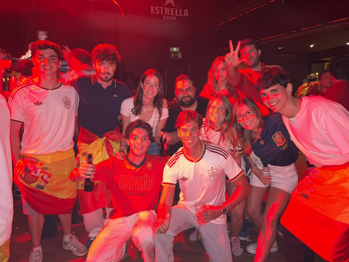 ShaAcabat's tweet photo. Ayer, una vez más, los jóvenes catalanes volvimos a demostrar el orgullo que sentimos por ser españoles. 

Todos con la Selección.

¡Vamos, España! 🇪🇸 https://t.co/PalVUvyRAt