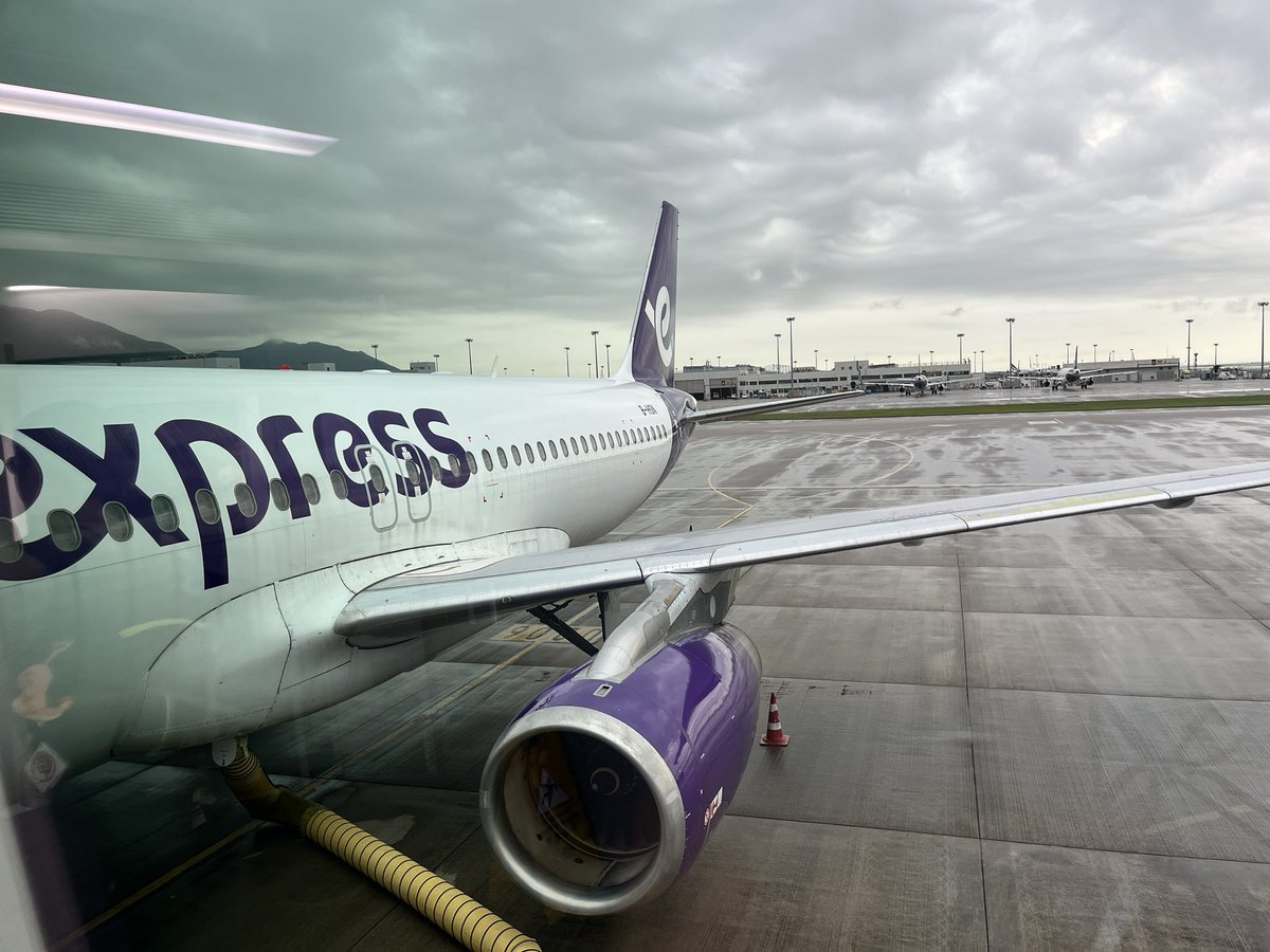 CospalifeJapan's tweet photo. パスポート紛失😱

香港からダナン空港に到着したけど、入国できず

空港内の勾留室で一晩過ごす事になりました。

Wマカオ、JWマカオ、リッツ香港と、いいホテルに泊まり過ぎたのかな？

神様は見ていたんですかね 泣

結果的に機内の座席ポケットで見つかったけど、LCCはすぐに引き返す事も多いです

今回のようにシートポケットのチェックはしてくれない事もあるので、降機の際は必ずパスポートをチェックするように、本当に注意してください！

あ…、今気付いたんだけど、降機時に座席の写真撮影してて、シートポケットにパスポートらしきものが入ってますね😭
(2枚目)