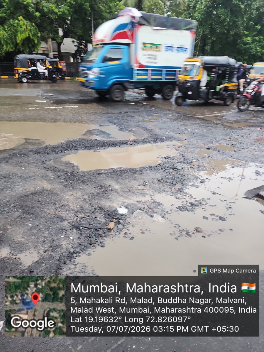 Aijaz1973's tweet photo. @mayor_mumbai  @mybmc @mybmcWardPN @MTPHereToHelp @TOIMumbai @TheMumbaiMirror  This road/spot  complaints were given even before monsoon but @mybmcWardPN has not acted as yet its total negligence on this complaint .. accidents are taking place but bmc still to act on it https://t.co/QlPB7ITbme
