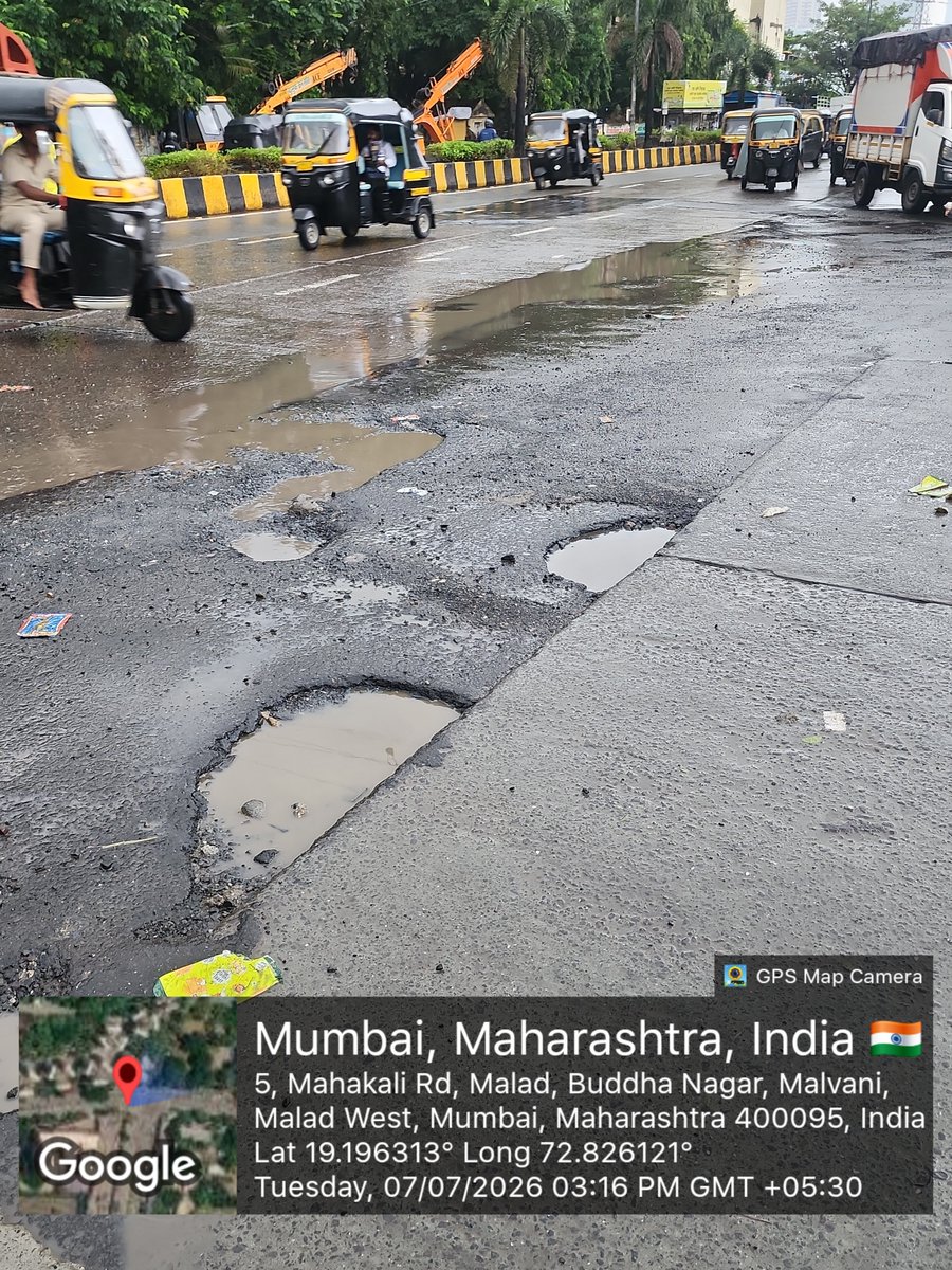 Aijaz1973's tweet photo. @mayor_mumbai  @mybmc @mybmcWardPN @MTPHereToHelp @TOIMumbai @TheMumbaiMirror  This road/spot  complaints were given even before monsoon but @mybmcWardPN has not acted as yet its total negligence on this complaint .. accidents are taking place but bmc still to act on it https://t.co/QlPB7ITbme