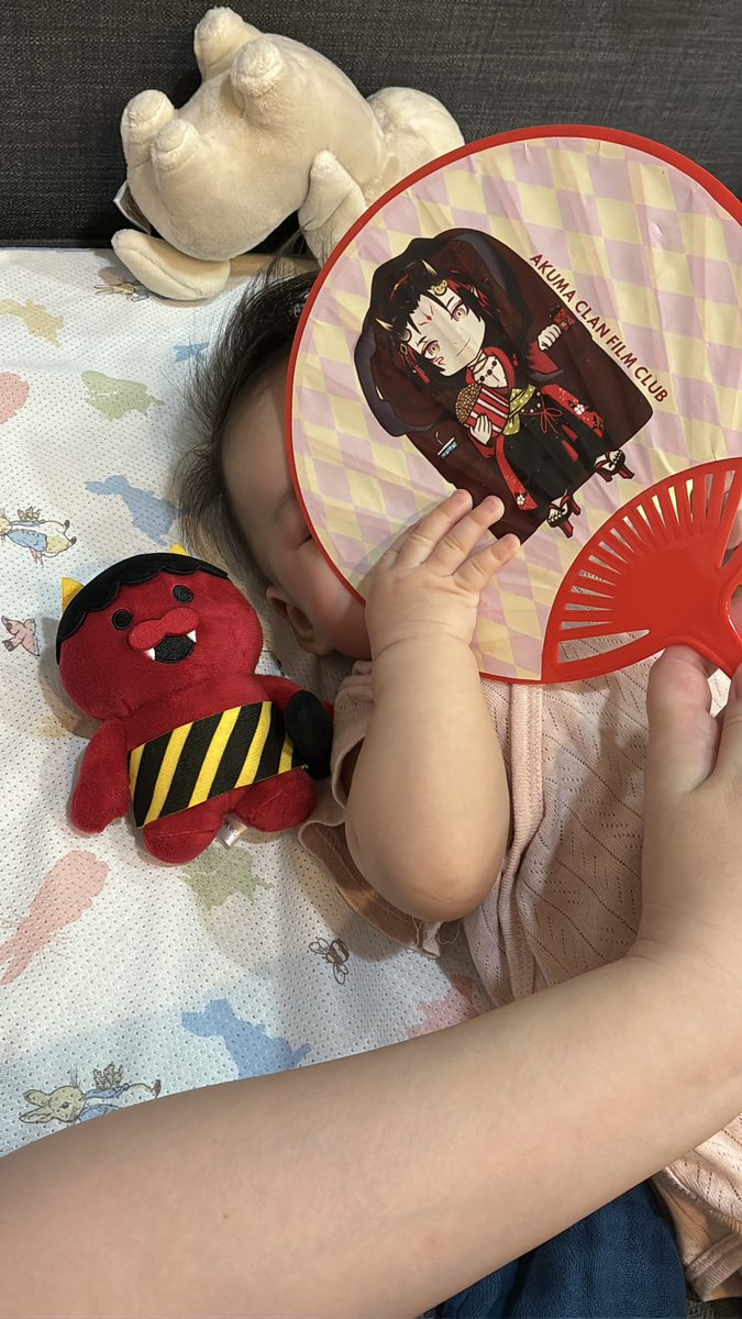 isilanne's tweet photo. 最近很喜歡玩城主電影場的扇子，也喜歡跟我們里長伯Onigiri 玩。
不愧是小小kindred ❤️
#kindredparenting https://t.co/qwDpmmKPTK