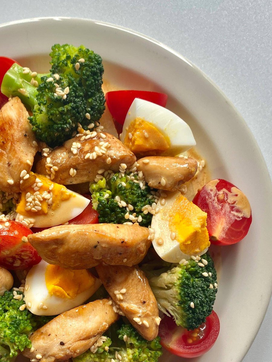Baustoffmsmn's tweet photo. [Ready for a light u0026 satisfying fat loss meal Grilled chicken breast, mixed greens, cherry tomatoes, and a dash of balsamic—balanced, tasty, and keeps you full all afternoon!  #FatLossMeal #CleanEating] https://t.co/YXTRmgjSMD