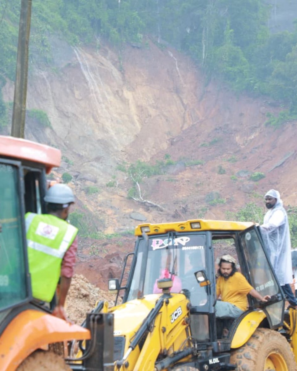 the_hindu's tweet photo. Rescue operations commenced at Kalladi near Meppadi in Wayanad following a massive mudslide triggered by torrential monsoon rain. The muslide has left at least one reported dead, seven are missing.

📸 Special Arrangement

#wayanad #kerala #monsoon #mudslide #rescue https://t.co/CbFdX5hoaO