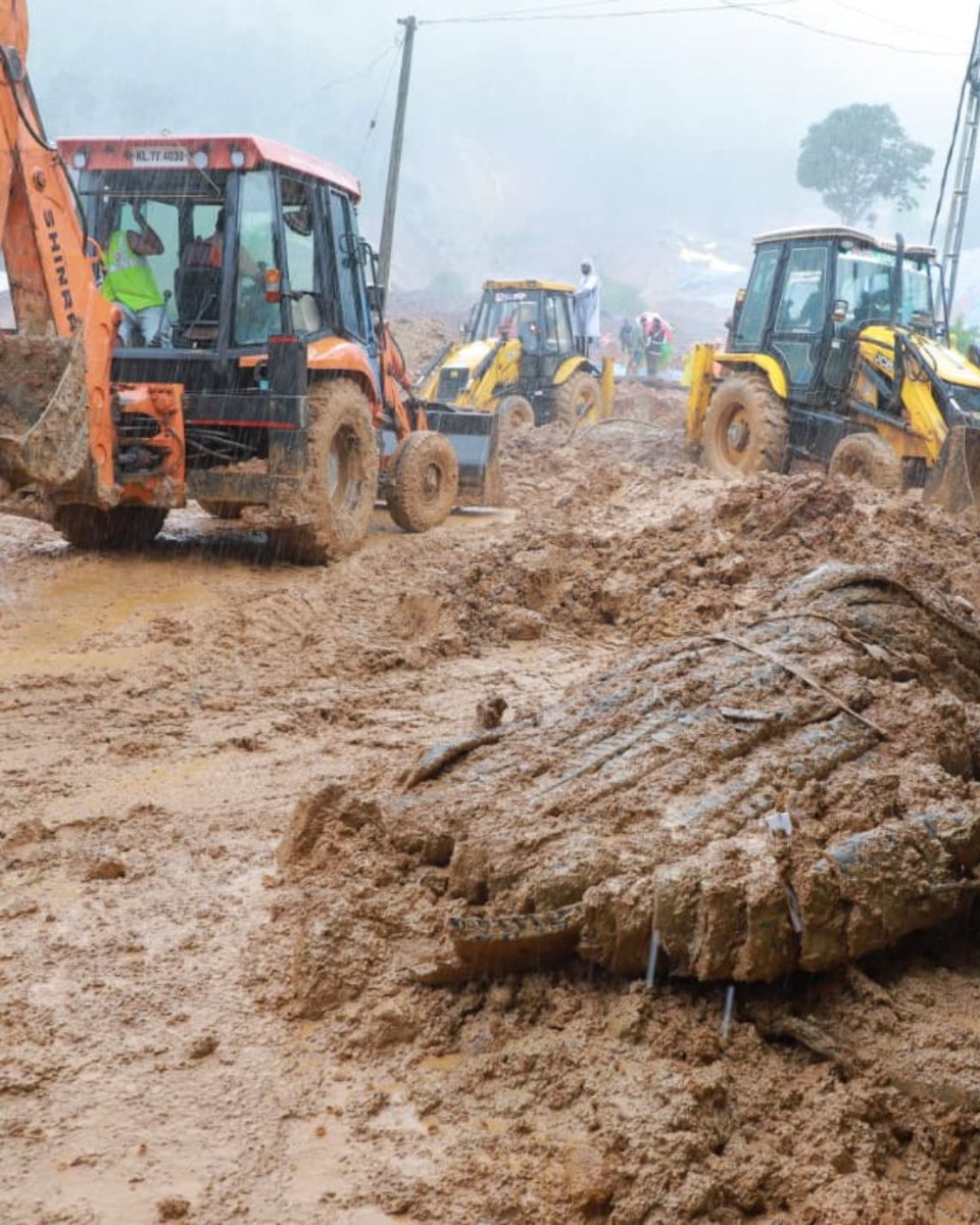 the_hindu's tweet photo. Rescue operations commenced at Kalladi near Meppadi in Wayanad following a massive mudslide triggered by torrential monsoon rain. The muslide has left at least one reported dead, seven are missing.

📸 Special Arrangement

#wayanad #kerala #monsoon #mudslide #rescue https://t.co/CbFdX5hoaO