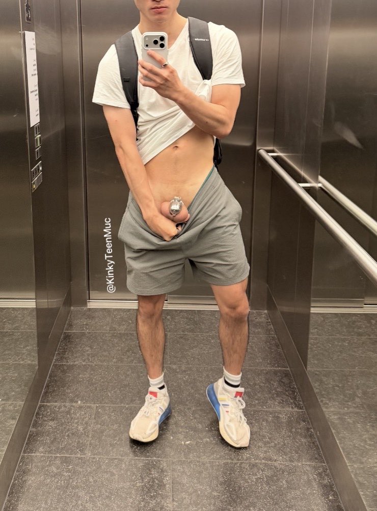 KinkyTeenMuc's tweet photo. Quick elevator flash, Just a locked boy teasing in the lift 🔒 https://t.co/xg1cbX8iBS