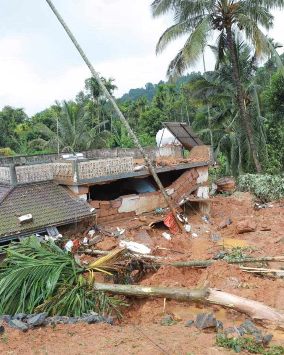the_hindu's tweet photo. Rescue operations commenced at Kalladi near Meppadi in Wayanad following a massive mudslide triggered by torrential monsoon rain. The muslide has left at least one reported dead, seven are missing.

📸 Special Arrangement

#wayanad #kerala #monsoon #mudslide #rescue https://t.co/CbFdX5hoaO