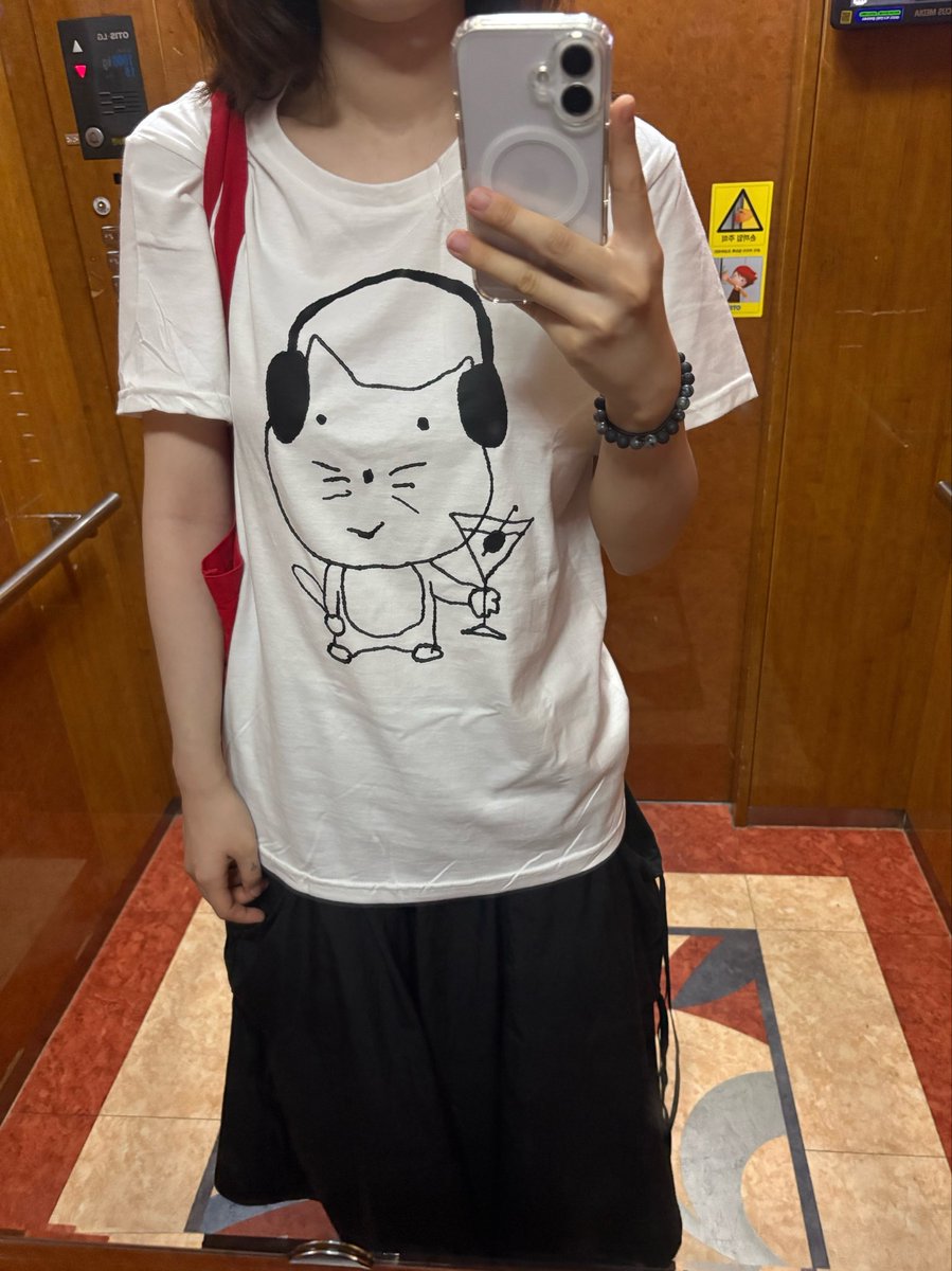 pepe__ooe's tweet photo. 이 티샤츠를 입고 칵테일바를 가야되는데~ https://t.co/jR8lfvZes8