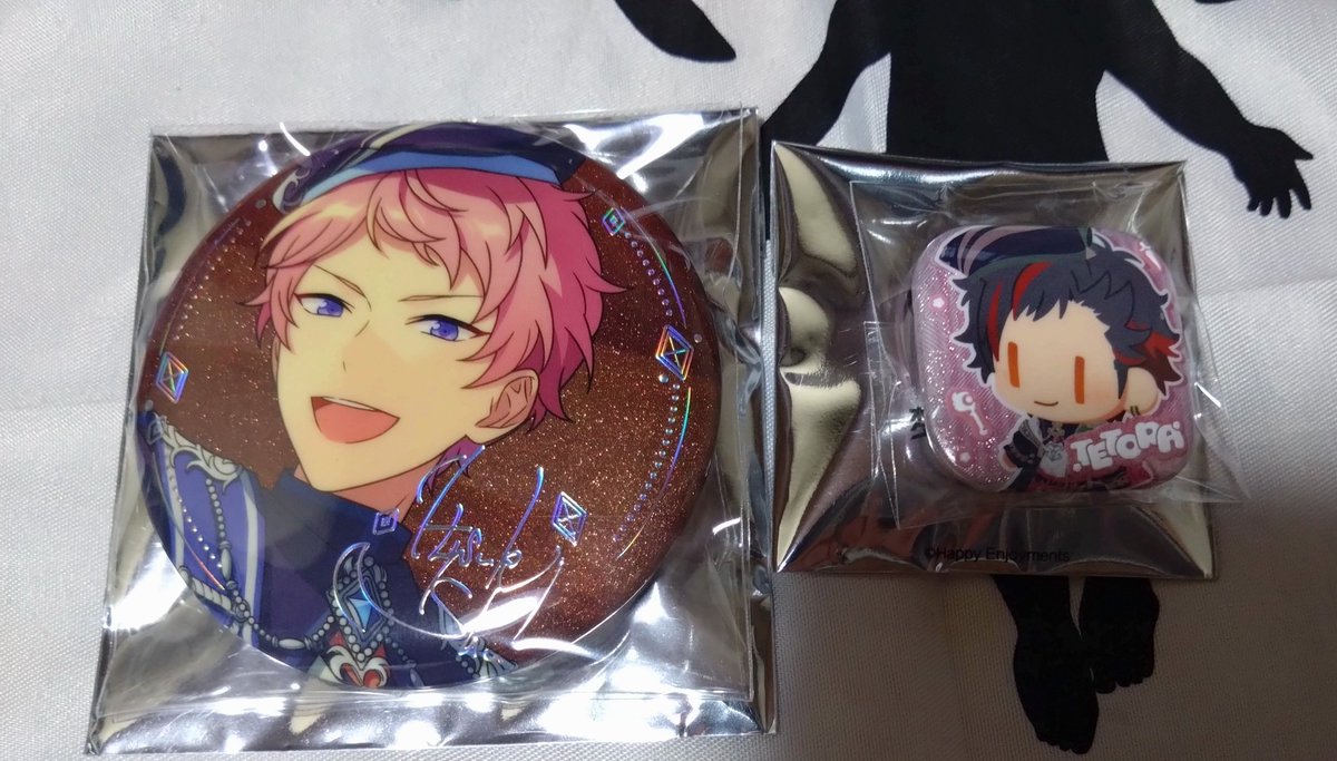 Raichi_t's tweet photo. 涼涼様（@ywd54235733）のキャンペーンで当選した缶バッジ無事届きましたー！
宗さんも鉄虎くんもキラキラ可愛すぎる……
中国缶のこのグリッター感ほんとに好き……大切にします🫶🏻︎💕︎︎ https://t.co/Qawcw5MXlL