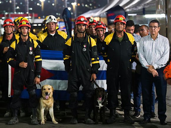 Guerrerotony161's tweet photo. Junto al masivo contingente médico de #Cuba radicado en #Venezuela, rescatistas, ingenieros, forenses y personal de salud especializado, han trabajado incansablemente tras el doble sismo.
#CubaEsSolidaridad
#TumbaElBloqueoYa https://t.co/mcj4N8kELe