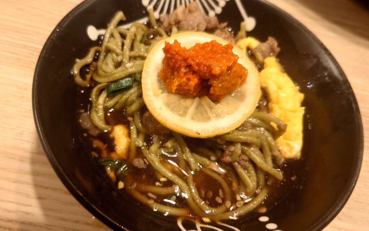 yotuba_ayune's tweet photo. 今日は七夕ですね🎋
皆さんは何をお願いしましたか？

今夜は七夕ご飯と全く関係ないメニューですが茶そばを頂いたので瓦蕎麦を作ってみました✨️

牛肉はコストコのプルコギを使いました♪ホットプレートでカリッと麺を焼きもみじおろしをたっぷりのせていただきます✨️

#飯テロ
#歩音キッチン https://t.co/h4FPkhIBGv