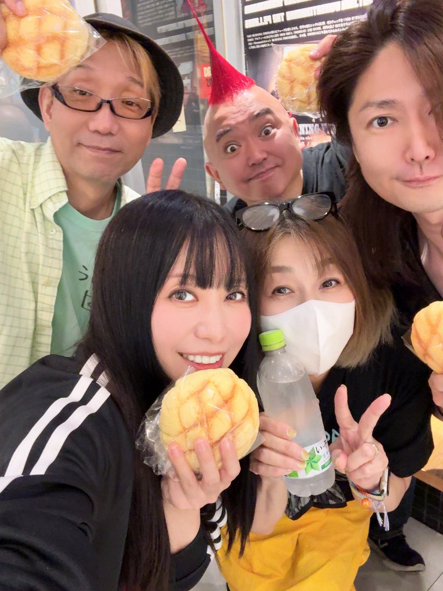 nonchachacha's tweet photo. #LittleNon ワンマンライヴのリハ!朝からみっちり!隙間時間にMGMGを組みつつ🛠️夜の部ゲストのくまのきよみさんにお越しいただきました!差し入れ美味しかったです!歌いながら何度も泣きそうになり、歌うこと、楽しんでもらうんだ!と集中しました……🥲
素敵な日にするよ💐
https://t.co/gYxwye9vhD https://t.co/V2lXLGgVuC