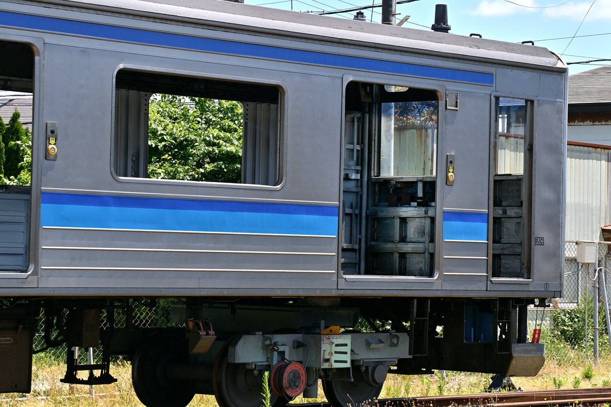 sou_ai's tweet photo. クハ204-3113 秋田総合車両ベース 2026.7.7
内装や床下機器を撤去された先頭車が入換でゲートの外へ。 https://t.co/LnDIbgtHIv