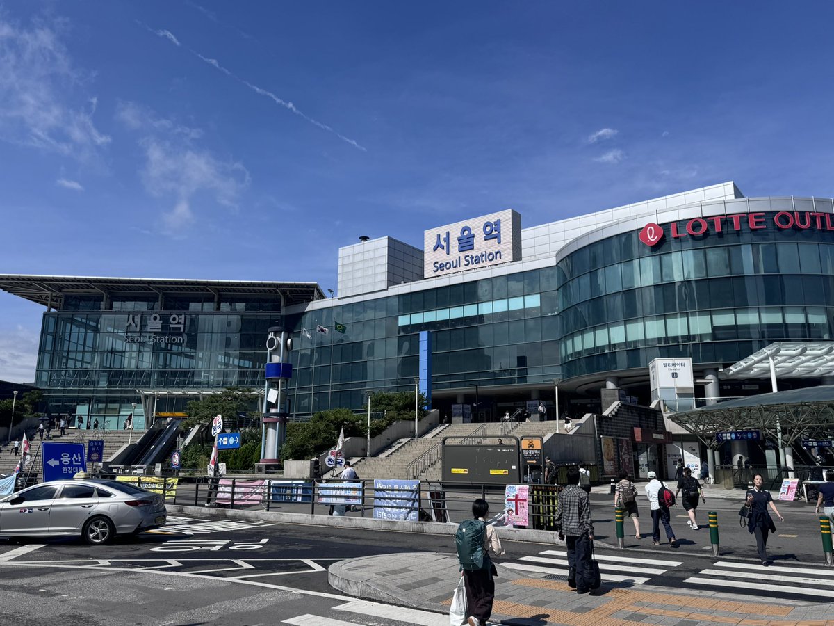 placeotherplace's tweet photo. 또 일뽕이라고 욕먹겠지만…. 서울역 앞과 도쿄역 앞 비교…… https://t.co/loIhgwXmV2