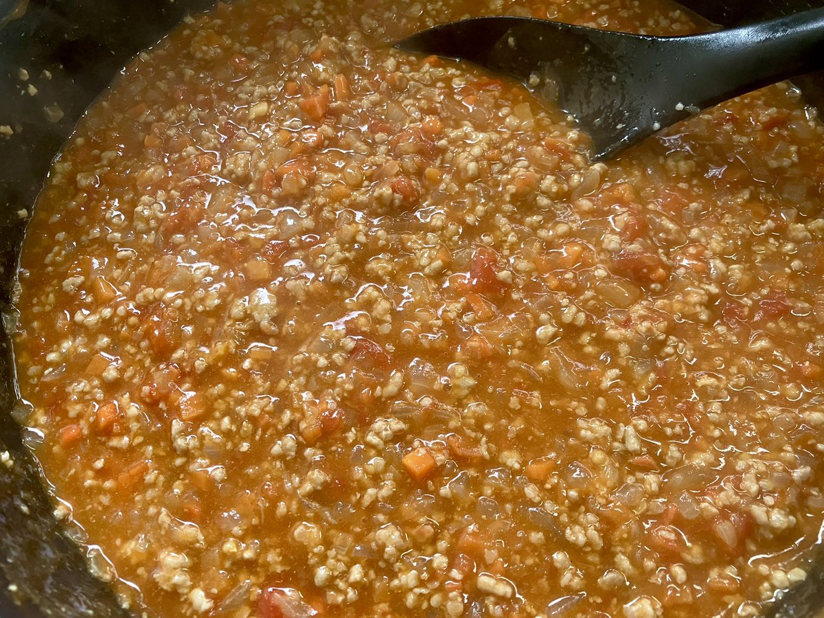 So_shi_ron's tweet photo. そろそろトマトも終わりなので...

第一回ミートソース作り！
初めてトマト🍅冷凍してみたけど
皮剥きやすいし
切りやすいしで良い！

#新潟市
#南区
#農家
#グルメ
#おばんざい
#おうち居酒屋
#おつまみ
#晩酌
#農家ごはん
#料理好きな人とつながりたい 
#料理好き 
#晩ごはん 
#晩御飯 https://t.co/GOFbIL5jT0