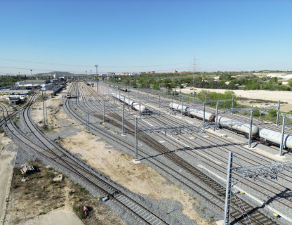 Adif_es's tweet photo. 🚉 Nuevo impulso a la transformación de Madrid- Vicálvaro • Licitamos la redacción de la segunda fase de la remodelación de la terminal de #mercancías.

Este nuevo proyecto abordará la construcción de nuevas vías 🛤️ para el tratamiento de trenes de 740 metros, la ejecución de la terminal intermodal Este o la reorganización de las vías generales y de contorno.

Toda la info 🔎: https://t.co/0R0xGFcZjn