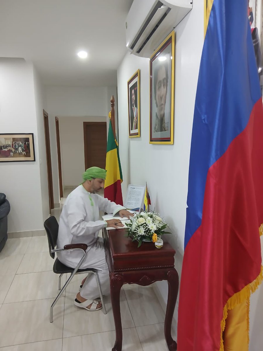 OmanEmbassySEN's tweet photo. Le Deuxième Secrétaire de l'Ambassade du Sultanat d'Oman Mohamed Al-Taii a présenté ses condoléances à l'Ambassade de la République Bolivarienne de Venezuela à Dakar en hommage aux victimes des séismes survenus au Venezuela https://t.co/vjpqpx7gnU