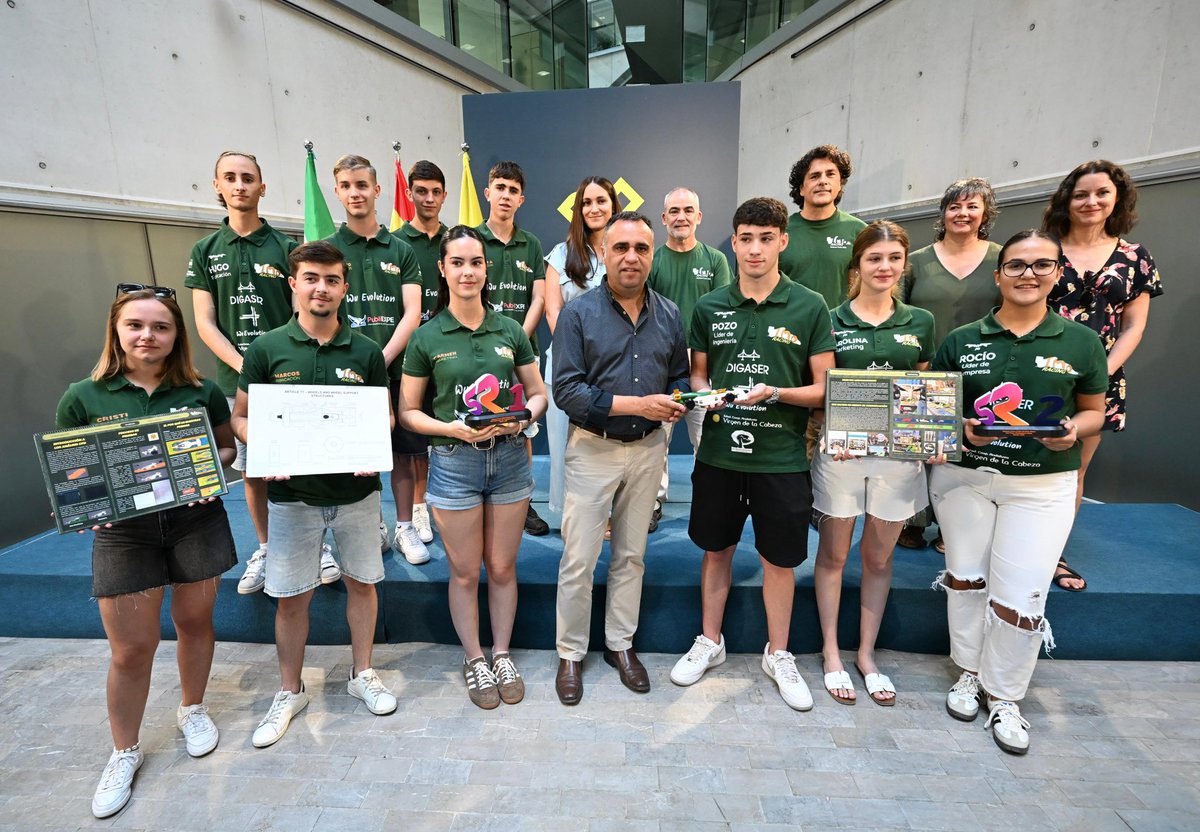 franalhendin's tweet photo. ✅Del IES Montes Orientales de Iznalloz… al Mundial de STEM Racing en Singapur

🫱🏻‍🫲🏽Hoy hemos recibido al equipo IMO Racing, un ejemplo del talento, el esfuerzo y la innovación que hay en nuestra provincia

¡Muchísima suerte! Granada ya se siente orgullosa de vosotros https://t.co/HRgm4nXPKS