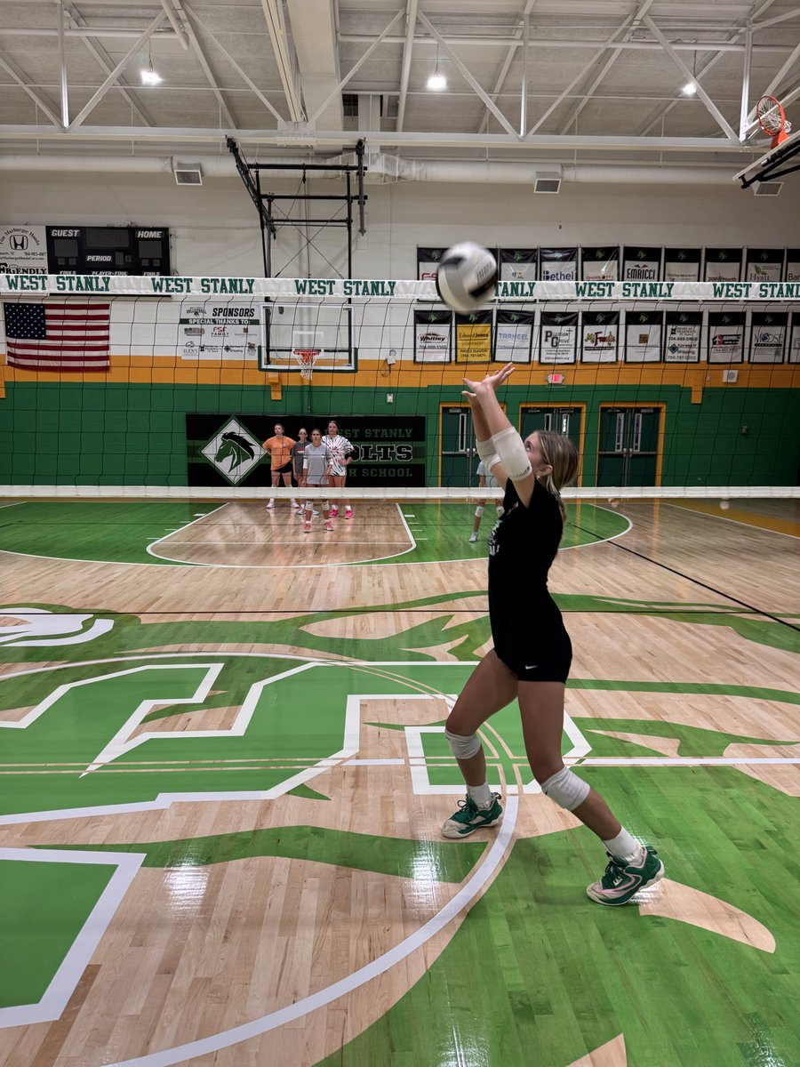 carolinebarbee's tweet photo. It’s been hot as 🔥 this week, but I’m still putting in the work. Picts from summer workouts at the high school this week. Thanks Coach Goforth for the picts! ✋🏻🥵🤚🏻 https://t.co/uxVlIwjiXe