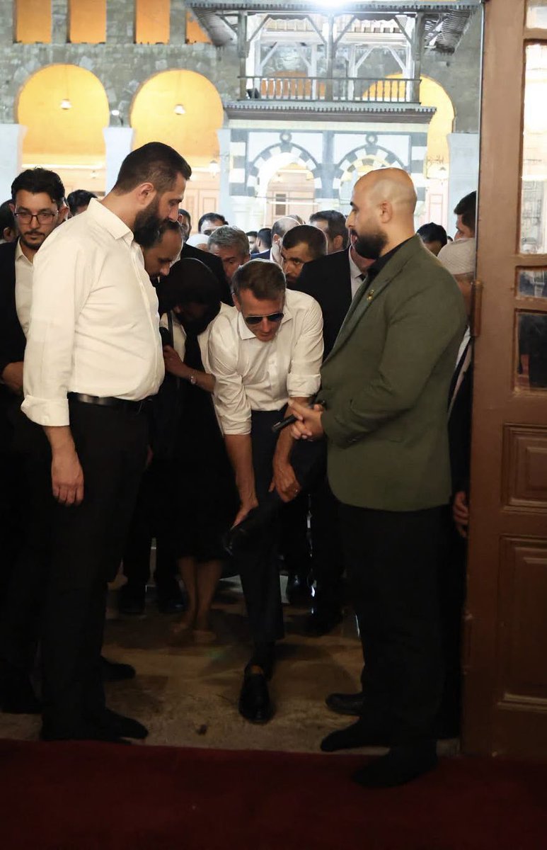 MousaAlomar's tweet photo. الرئيس ماكرون في مسجد بني أمية الكبير بمعية الرئيس الشرع. https://t.co/bVi7ajoNlP