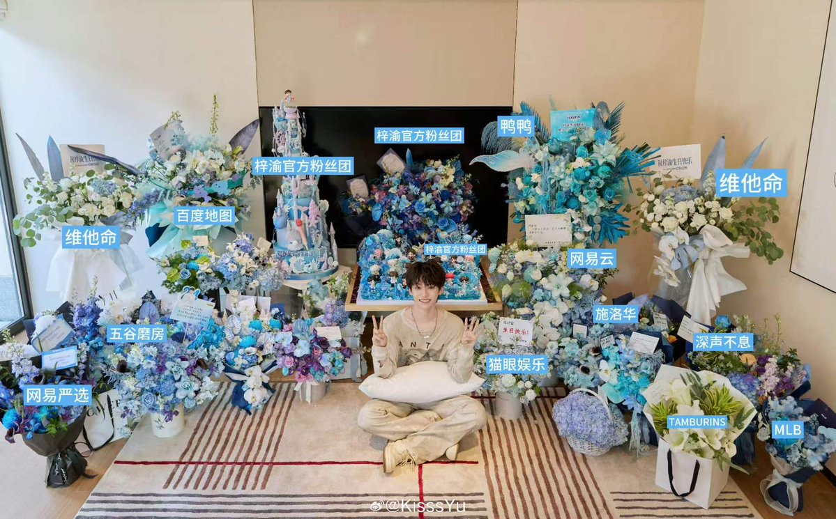 ziyouxiaoyu76's tweet photo. 为什么yuni送的花和礼物能被正主认领并且放在中间合影，cp粉的花不仅没被接受甚至直接被扔进垃圾桶里了呢？原来梓渝每次提的粉丝当中根本不存在cp粉呀～这就是郑朋的态度～ https://t.co/ktcTlkWosu