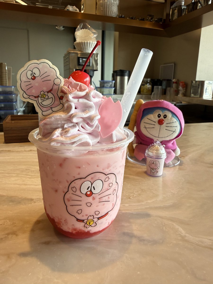 lovelovespidey's tweet photo. 一緒にカフェタイム🌸🍓
お気に入りの１枚📸

ドラ友さんに、
桜ドラえもん🌸のふわふわいちご🍓ミルクのミニチュアをつくっていただき。お気に入り🩷

UMIKAZE KITCHENにて https://t.co/n0DdSNS9kr