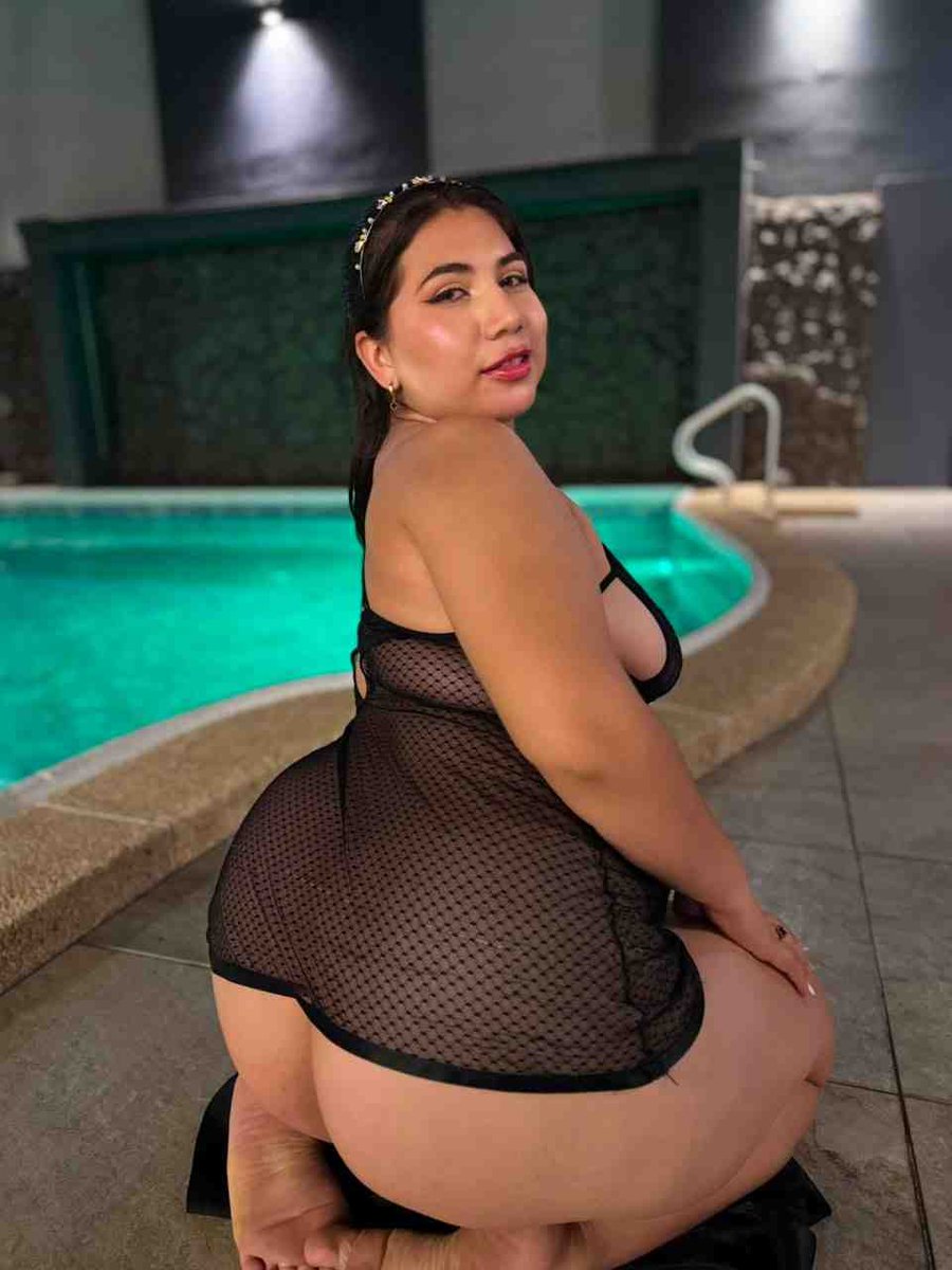 Cam4_FR's tweet photo. Assise sur ce gros cul en filet noir au bord de la piscine, ma chatte dégouline déjà pour ta queue. Viens me prendre https://t.co/SdlccR80Iw  
Remplis-moi de tes jetons et fais-moi hurler.  

#cam4 #cam4france #camgirl #camgirls #amateur #bbw #fishnet #poolnight #thickass #curvyqueen #wetpussy #liveshow