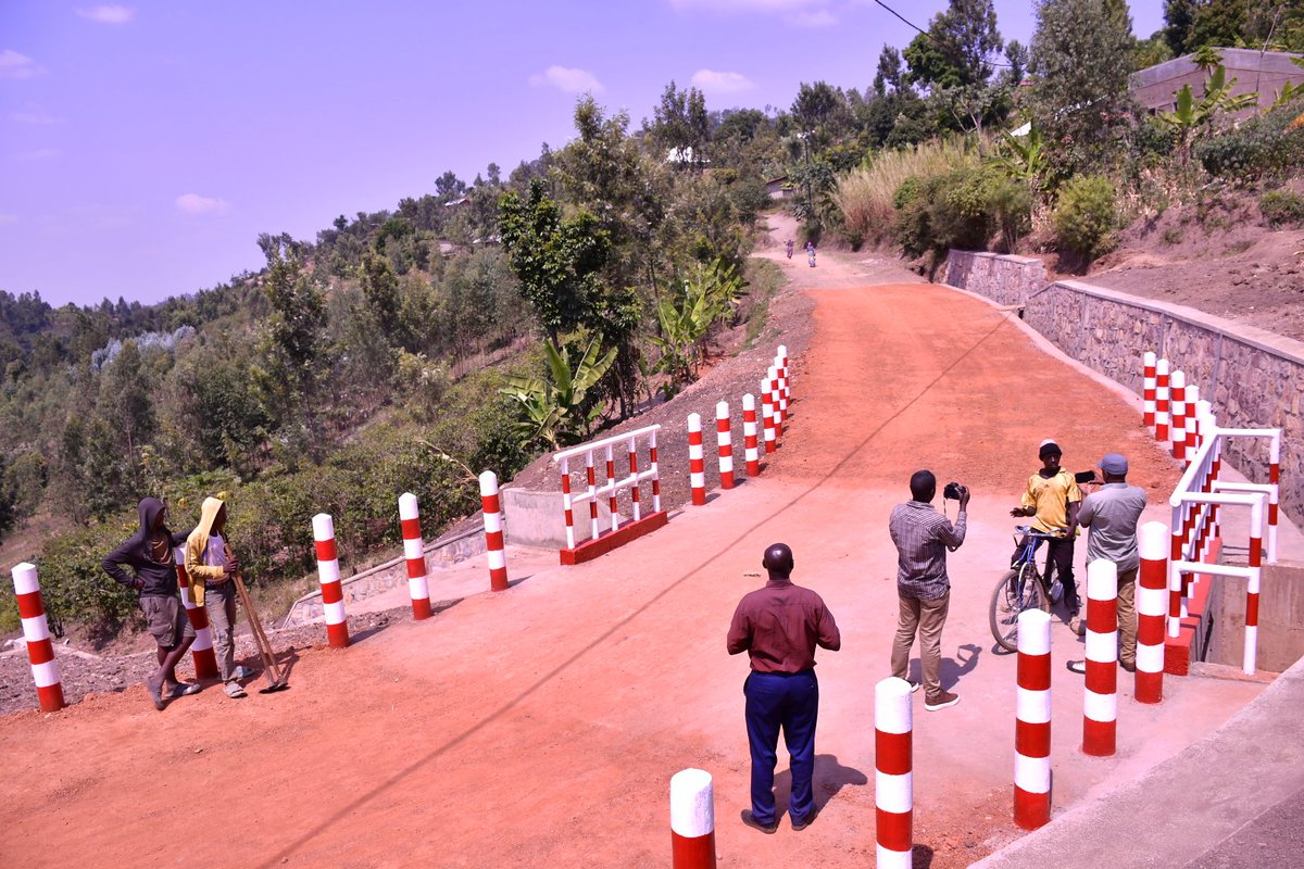 GisagaraDistr's tweet photo. Nyuma yo Kwibohora ingoyi y'imiyoborere mibi, Abaturage ba Gisagara turishimye, dukomeje urugendo rwo kwibohora ubukene tugana kw' #IterambereTwifuza
@RwandaLocalGov @RwandaSouth @AKayitesiAlice @JRutaburingoga @VisitGisagara https://t.co/frbLsywEbl