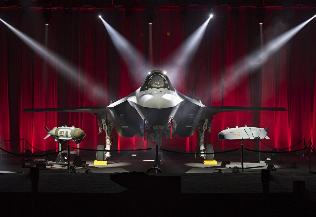 UzmanLe's tweet photo. Gerçekti zaten.

F-35'in ana hava-yer silahları Türk yapımı HGK ve SOM-J olacaktı

Güdümlü bomba pazarında JDAM'in yanında HGK da piyasaya girecekti. (JDAM LM'nin en büyük rakibi olan Boeing üretimidir. O yüzden HGK için işbirliği yaptı)

SOM-J zaten gövde içinde teste başlamıştı https://t.co/qx9Z5jJD7x
