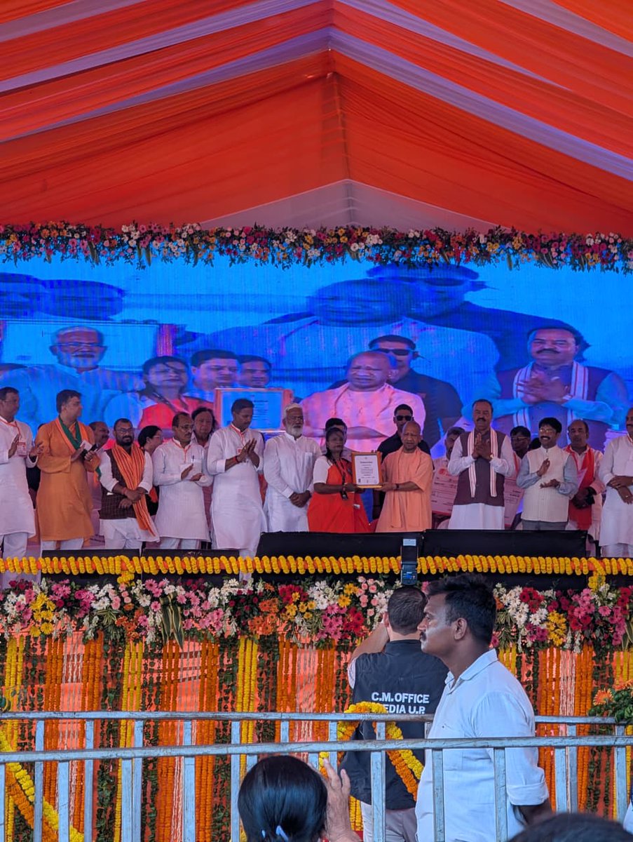 nulmup's tweet photo. दिनांक 6 जुलाई 2026 को जनपद प्रयागराज में आयोजित भव्य कार्यक्रम में माननीय मुख्यमंत्री @myogiadityanath  द्वारा #PMAYUrban2 के लाभार्थियों को आवासों की चाबी का वितरण किया गया तथा #पीएमस्वनिधि योजना के लाभार्थियों को चेक का वितरण किया गया। https://t.co/57oGdqria0