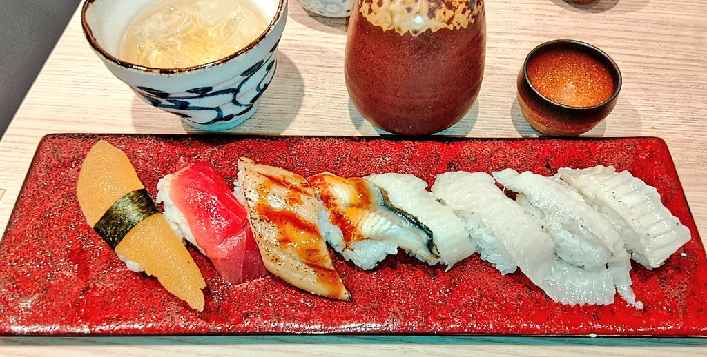 t_800n's tweet photo. 疲れたのでお酒とお寿司を食べて元気を出そう🍶🍣 https://t.co/6eCkrY0MAr