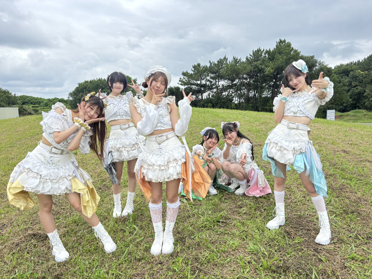 tebasen_info's tweet photo. 手羽センと、過去最高の夏へ🫧

左から
💛工藤鈴菜(@suzuna_tebasen)
🤍瀬名えま(@ema_tebasen)
🧡雛汰ゆら(@yura_tebasen)
💚松山綺利(@kiri_tebasen)
🩷夏姫えれな(@erena_tebasen)
🩵宮代柚花(@yuzuka__tebasen)

#手羽センの夏2026 
#手羽センオフショット https://t.co/NtGA7n0Gqz