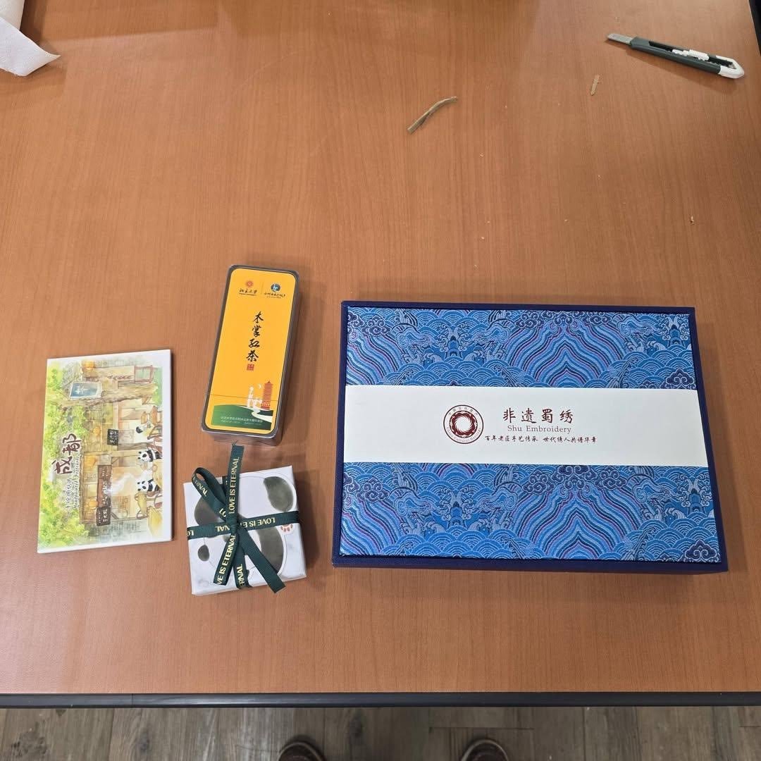 museun_happen's tweet photo. 중국 여학생 3명을 승용차에 태워 호텔까지 데려다준 한국인이 받은 선물 https://t.co/4aooQtKQTc