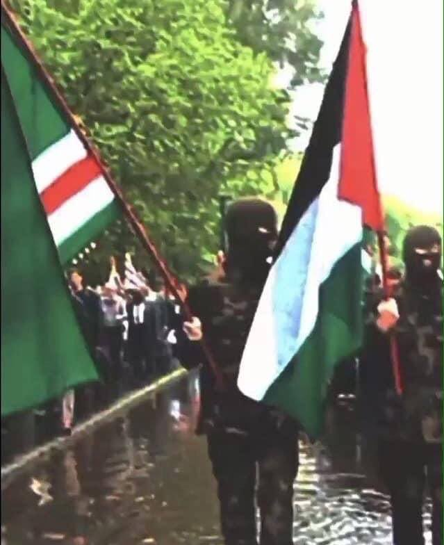 ultras_antifaa's tweet photo. An IRA volunteer carrying the Palestinian flag, 1995. https://t.co/84RdWtn6Z2