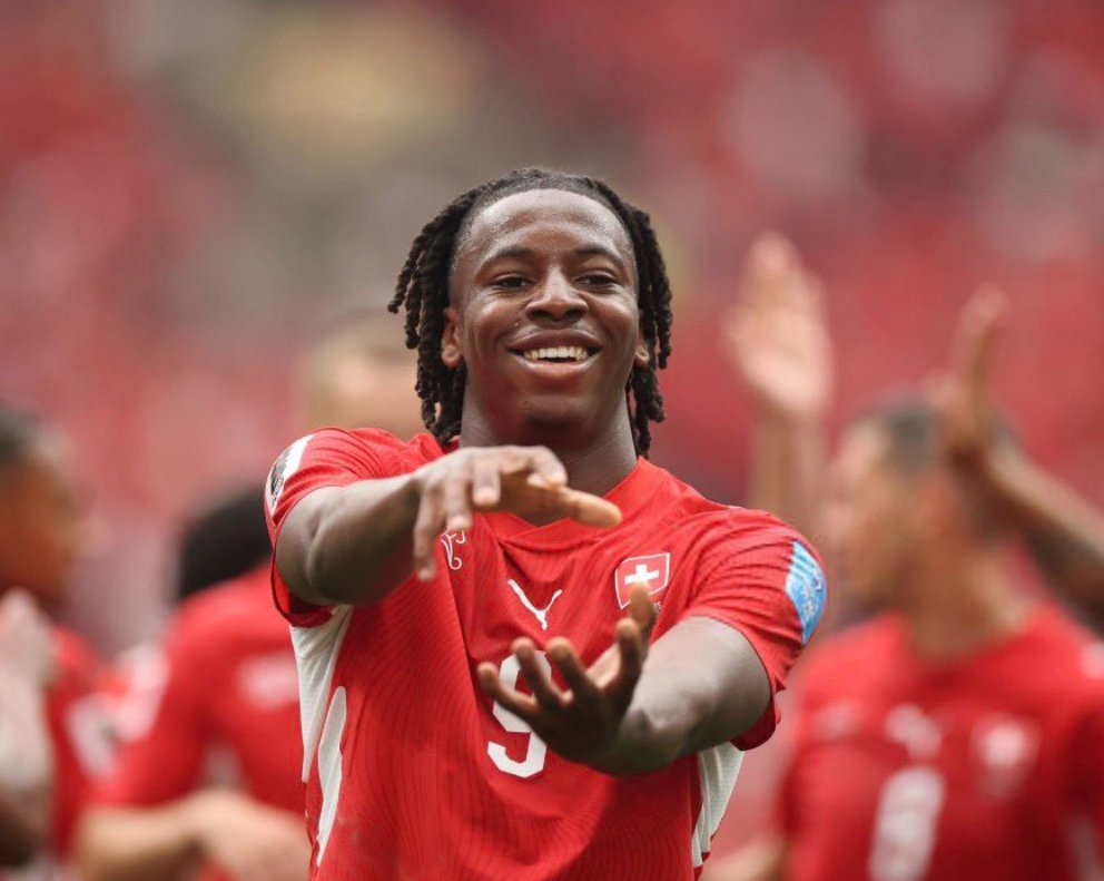 lnstantFoot's tweet photo. 🚨 GROS COUP DUR POUR LA SUISSE ! JOHAN MANZAMBI INCERTAIN FACE À LA COLOMBIE ! ❌🤕

Le milieu offensif suisse s’est blessé au genou lors de l’entraînement et devrait manquer le prochain match face à la Colombie. 🇨🇴

Une absence qui pourrait peser dans cette rencontre !

(@Blick_Sport)