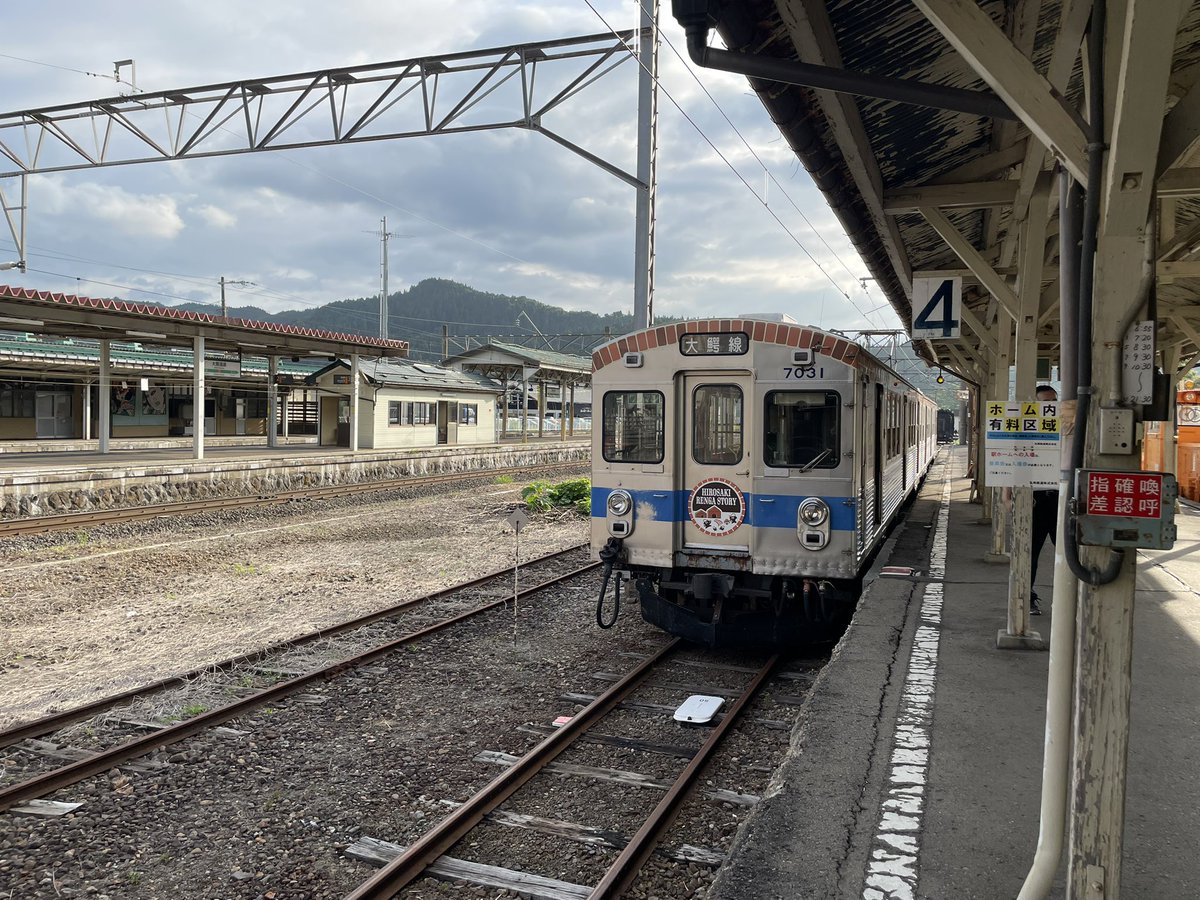 EXPhashimoto's tweet photo. 別用で弘前行っていたんですが、最期時間が空いたので、弘南鉄道大鰐線に乗車

結構ガタゴト揺れる乗車でした！
乗ったのが学生の下校時間だったので、それなりの利用客がいました。その分だけ「こんなに乗っても休止なのか……」と寂しくなっちゃいました

#弘南鉄道 #大鰐線 https://t.co/ueVb5OTKrZ