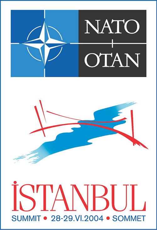 siyahsancakx's tweet photo. 🔎 #MERCEK | 22 yıl önce Türkiye'de düzenlenen 2004 NATO Zirvesi'nde yaşananlar;

➖️Zirve öncesi İstanbul'da bir İETT otobüsüne yönelik terör saldırısında 4 kişi hayatını kaybetti.

➖️ABD Başkanı George W. Bush'un Ankara ziyareti sırasında olağanüstü güvenlik önlemleri alındı.

➖️Bush'un Ankara programı sırasında Hilton Oteli yakınlarında ses bombası patlaması yaşandı.

➖️Bush'un dublörü Türkiye'ye getirildi, çift limuzin taktiği uygulandı.

➖️ABD Başkanı George W. Bush, zirveden iki gün önce Ankara'yı ziyaret ederek Cumhurbaşkanı Ahmet Necdet Sezer ve Başbakan Recep Tayyip Erdoğan ile görüştü.

➖️Görüşmelerde Irak, terörle mücadele ve Türkiye-ABD ilişkileri ele alındı.

➖️Dolmabahçe Sarayı'nda verilen yemekte Başbakan Erdoğan'ın eşi Emine Erdoğan, başörtüsü nedeniyle davet edilmedi.

➖️Cumhurbaşkanı Erdoğan resepsiyona tek başına katıldı.

➖️Zirve, yaklaşık 25 bin polisin görev aldığı yoğun güvenlik tedbirleri altında Lütfi Kırdar Kongre Merkezi'nde düzenlendi.