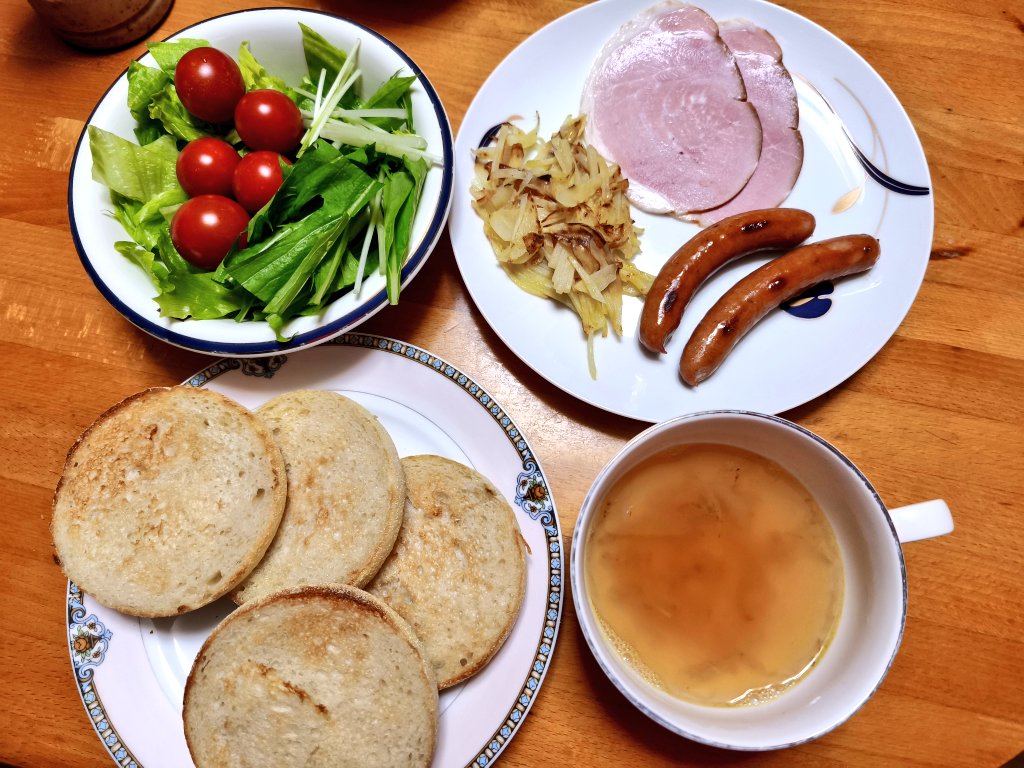 pendant5831's tweet photo. 今日の晩御飯

株ハムシリーズ
ボンレスハム ウィンナーソーセージ
じゃがいもの薄焼き
レタス 水菜 ミニトマト
たまねぎのコンソメスープ
イングリッシュマフィン https://t.co/SLebMUEX6N