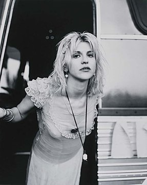 ProfesorJonk's tweet photo. "Quiero que todas las chicas del mundo cojan una guitarra y empiecen a gritar".
Courtney Love.
🎂
La amamos y queremos a partes iguales y según el día.
Pero es parte de nuestra historia.
#CourtneyLove #musica #cine
https://t.co/xSUPt29lrq https://t.co/ON7BpdpN7c
