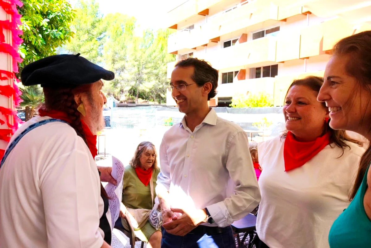 ConselldeMca's tweet photo. 🔵 El president de l'IMAS dona el tret de sortida als Sanfermines de La Bonanova

La residència pública de l’IMAS reuneix residents, familiars i professionals en una jornada festiva que promou l’envelliment actiu i la vida en comunitat

➡️ https://t.co/1C6spXFzy3 https://t.co/eb953aswCk
