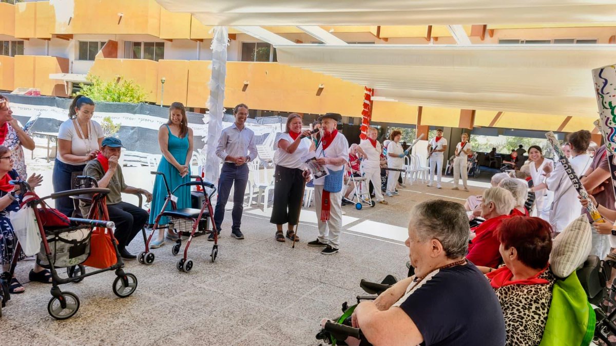 ConselldeMca's tweet photo. 🔵 El president de l'IMAS dona el tret de sortida als Sanfermines de La Bonanova

La residència pública de l’IMAS reuneix residents, familiars i professionals en una jornada festiva que promou l’envelliment actiu i la vida en comunitat

➡️ https://t.co/1C6spXFzy3 https://t.co/eb953aswCk