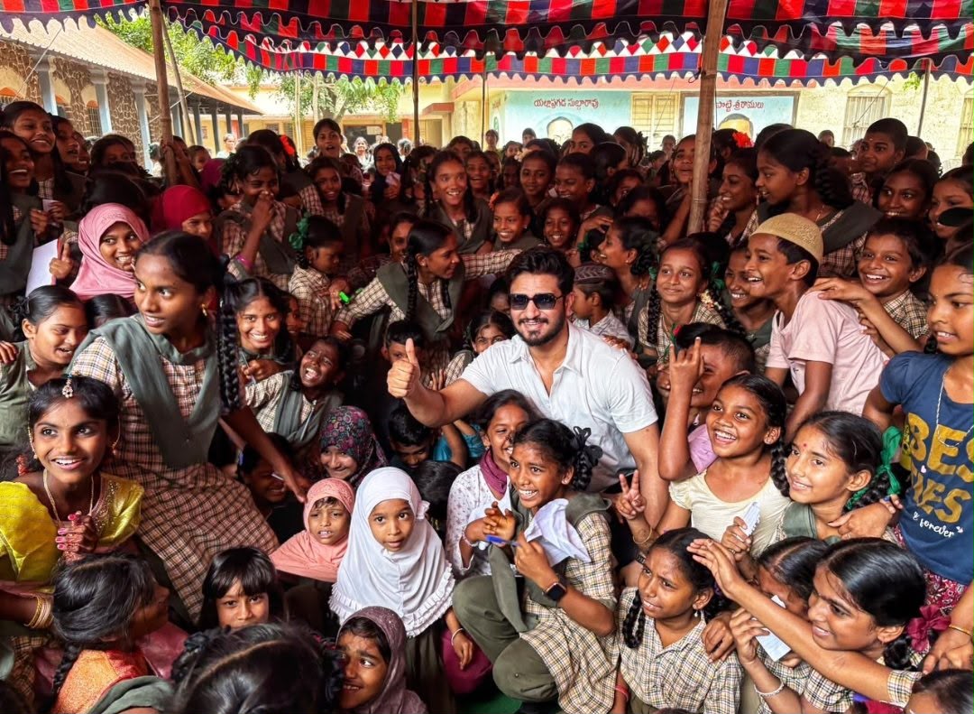 TrackTwood's tweet photo. Hero #NikhilSiddhartha distributed school kits to 1,000 students from government schools in Bhimavaram through an initiative led by Rakshadal Mahender. https://t.co/z6qtEZ5DA7