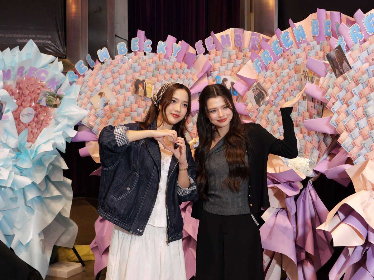 otpcnews's tweet photo. "ฟรีน–เบ็คกี้" ร่วมชมบทสรุปความรักของ องครักษ์สามัญชน และ เจ้าหญิงผู้สูงศักดิ์

#เสน่หาวาโยตอนจบ  
#srchafreen #beckysangels
#FreenBecky #ฟรีนเบค 
#4Elements #บ้านวาทินวณิช 
#NorthStarEntertainment

เดินทางมาถึง EP.สุดท้าย ของซีรีส์ เสน่หาวาโย ของค่าย นอร์ธ สตาร์ โปรดักชั่น  โดย ติ๊ก-กัญญารัตน์ จิรรัชชกิจ กำกับโดย ฟิวส์-กิตติศักดิ์ ชีวาสัจจาสกุล กับบทสรุปที่ต้องเลือกและตัดสินใจ ของหมวดลม (ฟรีน-สโรชา จันทร์กิมฮะ) และ เจ้าหญิงบลู (เบ็คกี้ รีเบคก้า แพทรีเซีย อาร์มสตรอง) ที่ทางค่ายจัดฉายให้แฟนๆได้ชมร่วมกัน พร้อมกิจกรรมส่งท้ายของซีรีส์ที่หลายคนอินหนัก และร่วมลุ้นกันมาตลอด ที่โรงภาพยนตร์ สยามภาวลัย พารากอน ซีนีเพล็กซ์

อ่านข่าวเพิ่มเติมได้ที่ https://t.co/dy5YLKws1H