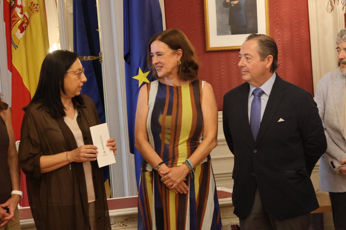 cortsval's tweet photo. 📚 La presidenta de les Corts Valencianes, @LlanosMasso  amb altres membres de la Mesa i representants dels Grups Parlamentaris, ha rebut la memòria anual del Consell Jurídic Consultiu de la Comunitat Valenciana.

📑 De mans de la seua presidenta, Margarita Soler

@CJCCV https://t.co/XOkvKddv5l