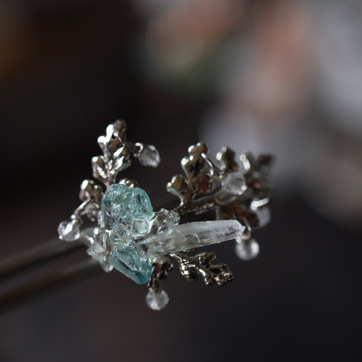 ooowitchooo's tweet photo. 銀のカニクサの葉に実ったトルマリンとクォーツ。
雨粒のようにしたたるクォーツ💎🌿

軽井沢のキューカルアトリエ様にお届けします。 https://t.co/0tDgdbfc3Z