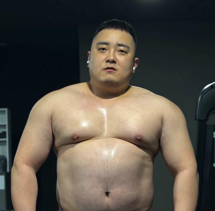 SA3FnsUhAGTzjR5's tweet photo. 毎回の筋トレで汗をかくと、体も心もスッキリするよ。まるでそのプロセス自体を楽し��でいるみたいだね、へへへ。 https://t.co/aA6iLFP4l7