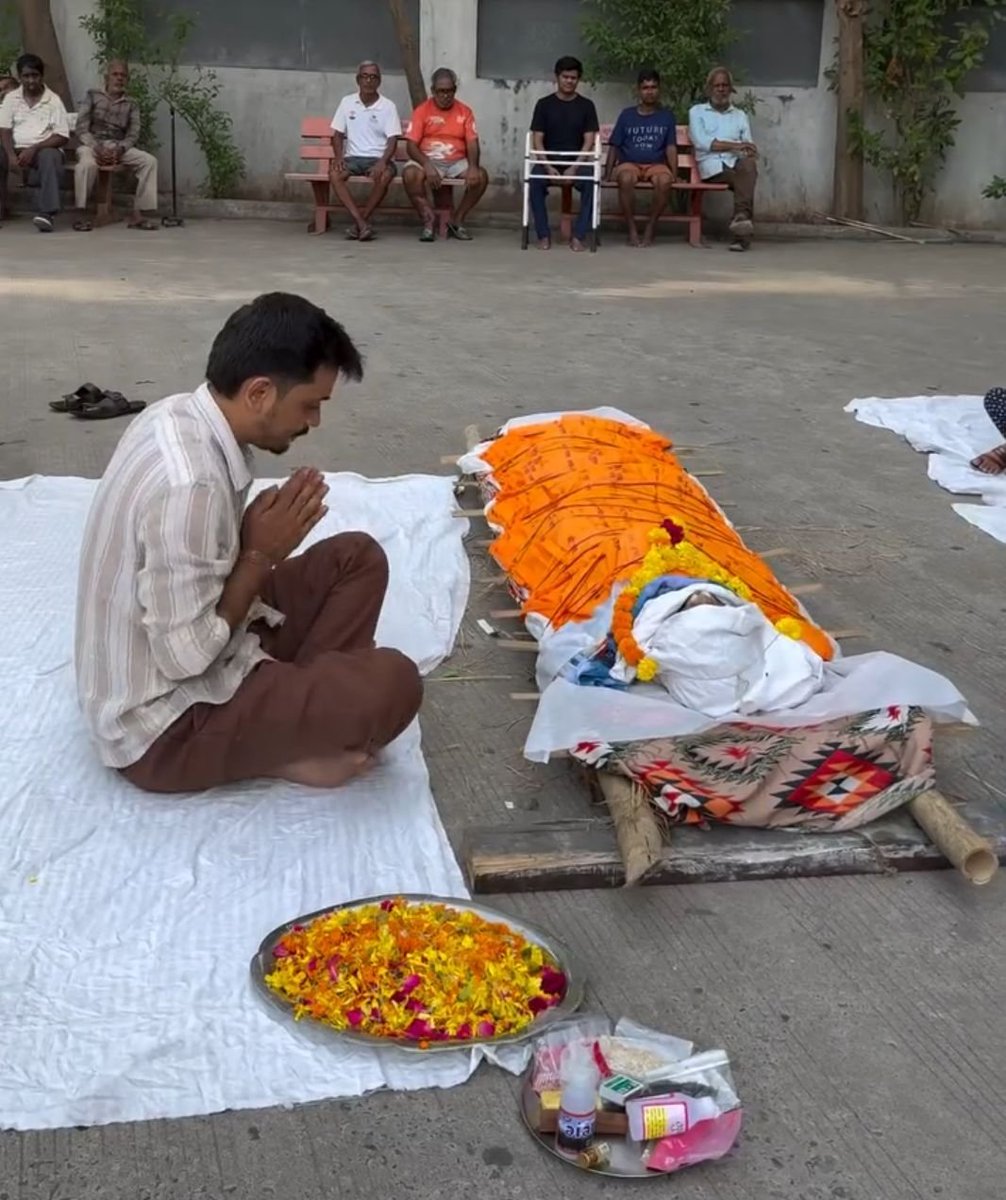 jeetusp's tweet photo. पति अंतरराष्ट्रीय क्रिकेट पत्नी स्वयं इंडियन एयर लाइंस में पायलट दुबई में खुद की एयरलाइन थी एक बेटा एक बेटी 

लेकिन 82 वर्षीय बुजुर्ग माता जी का अंतिम संस्कार करने वाला कोई नहीं था 

80 वर्षीय बुजुर्ग रेखा श्रीवास्तव जी करीब 2 साल पहले मुंबई मेट्रो स्टेशन के बाहर बीमार अवस्था में कई दिन की भूखी प्यासी तरुण मिश्रा को मिली थी 

तरुण मिश्रा माता जी को अपने संस्थान ले आए और माता जी नहला धुलाकर नए कपड़े पहनाए और खाना खिलाया 

शाम को तरुण मिश्रा ने माता जी से उनकी बीते हुए कल के बारे में पूछा कि माता जी आपकी यह हालत कैसे हो गई आपका नाम क्या है 

महिला ने तरुण मिश्रा को जो बताया उसे सुनकर तरुण मिश्रा के पैरों के नीचे जमीन खिसक गई 

बुजुर्ग माता जी ने बताया कि मेरा नाम रेखा श्रीवास्तव है मेरे पति सलीम दुर्रानी अंतरराष्ट्रीय क्रिकेटर थे मै स्वयं इंडियन एयरलाइंस में पायलट थी दुबई में मेरी खुद की एयरलाइंस चलाती थी 

मेरे पति की 88 साल की उम्र में कैंसर से मृत्यु हो गई थी उसके बाद मेरी सारी संपति रिश्तेदारों और पार्टनर ने हड़प ली और मुझे सड़क पर दर दर की ठोकरे खाने के लिए छोड़ दिया 

मेरा एक बेटा भी प्रथम श्रेणी क्रिकेटर रहा है मेरी एक बेटी भी किसी ने भी मुझे नहीं अपनाया 

2 वर्ष तक माता जी तरुण मिश्रा के संस्थान में रही तरुण मिश्रा संस्थान में माता जी के ���ाने पीने दवा आदि का खर्च वहन करते थे माता जी का ��ूरा ख्याल रखते थे 

लेकिन अत्यधिक वृद्धावस्था की वजह से 84 साल की उम्र 11 मई 2026 को माता जी का देहांत हो गया 

तरुण मिश्रा ने माता जी का पूरे विधि विधान से अंतिम संस्कार कर एक बेटे का फर्ज निभाते हुए उनको मुखाग्नि दी 

रेखा श्रीवास्तव जी के पति सलीम दुर्रानी अंतरराष्ट्रीय ऑल राउंडर क्रिकेटर थे उन्होंने भारत के लिए 29 टेस्ट मैच खेलकर 1202 रन बनाए जिसमें एक शतक 7 अर्थ शतक और  74 विकेट लिए जिसमें 3 बार 5 विकेट ���र 1 बार 10 विकेट लिए 73 रन देकर 6 विकेट उनका बेस्ट प्रदर्शन था 

सलीम दुर्रानी जी ने प्रथम श्रेणी क्रिकेट में 170 मैच में 8545 रन बनाए 14 शतक 35 अर्ध शतक लगाए 484 विकेट उनके नाम थे 
जिसमें 21 बार 5 विकेट 2 बार 10 विकेट 99 रन देकर 8 विकेट उनका ---OpenNews