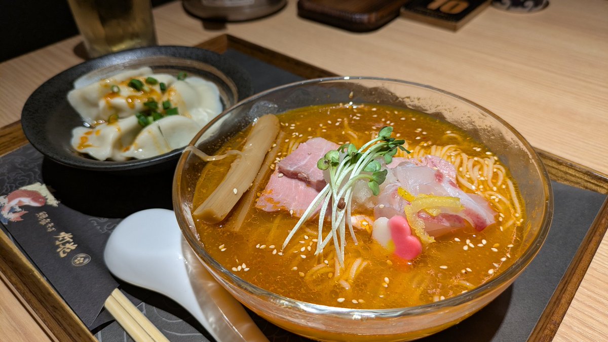 beroski's tweet photo. 鯛塩そば 灯花 浦和パルコ店
期間限定の辛い冷やしラーメン
酸味の効いた辛い塩スープのラーメンでした。餃子は甘めの麻辣味。夏にいいですね。 https://t.co/IyBQQwi5BU