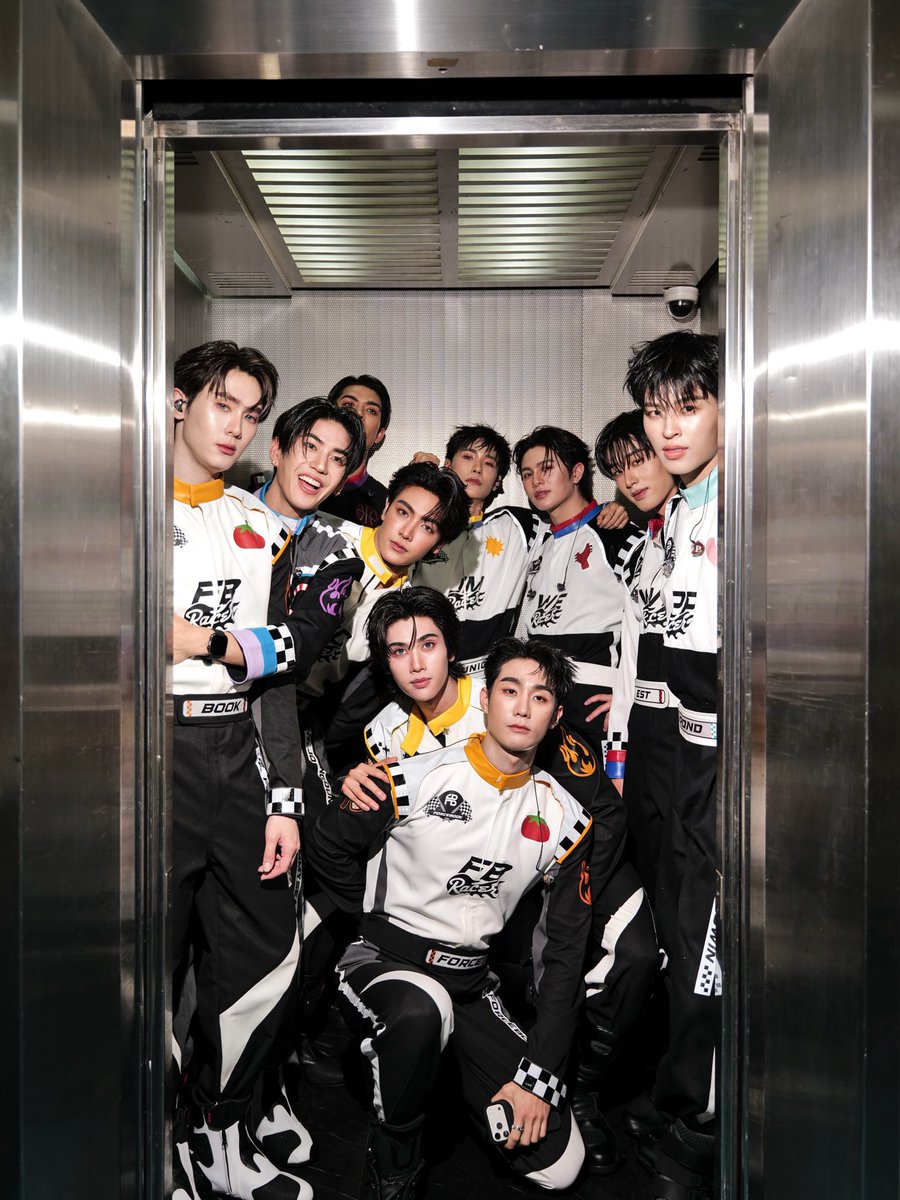 iimsohyped's tweet photo. เปิดลิฟต์มาเจอแบบนี่ ป้าเป็นลม 🤧 https://t.co/mjMhZzYvOu