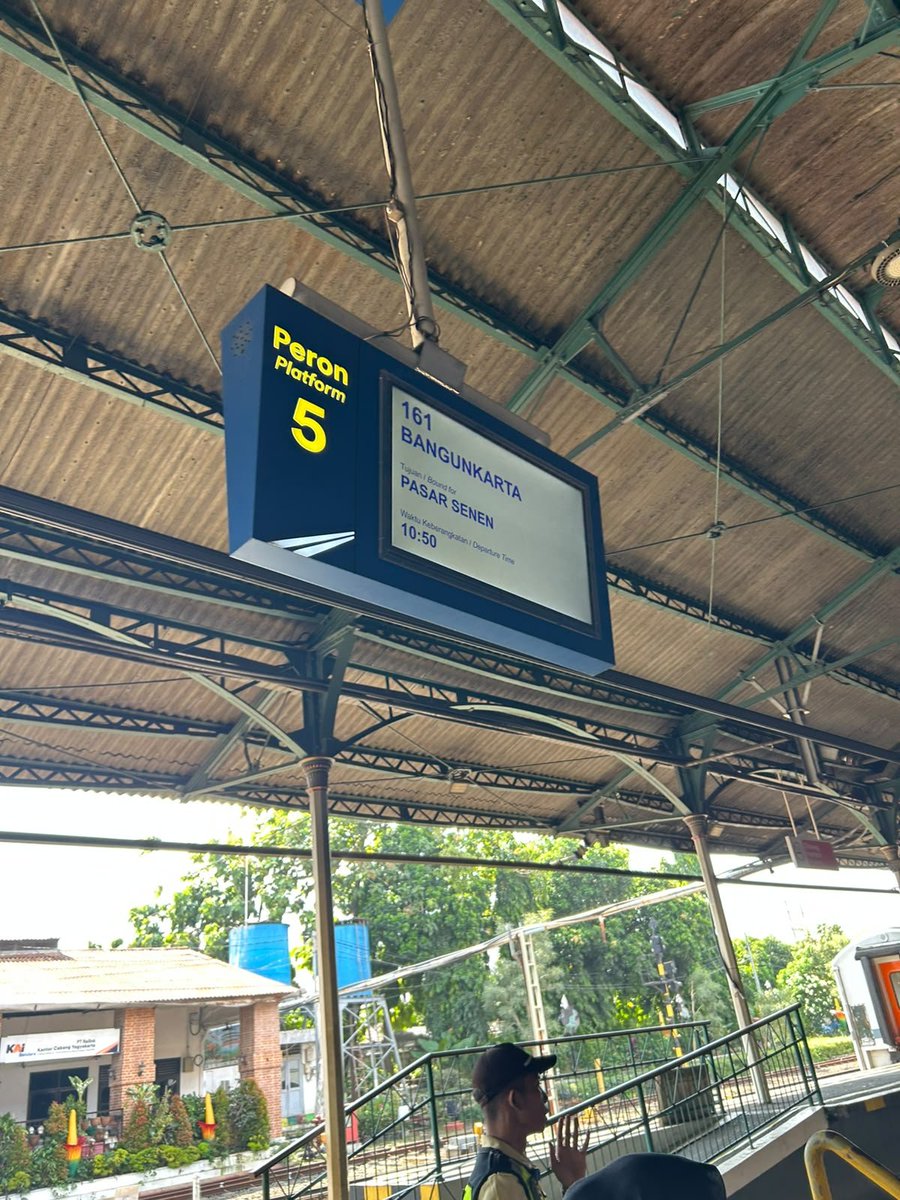 ainascnrrmt's tweet photo. spill foto random kalian ketika lagi di Stasiun manapun 🫵 https://t.co/AmgKGbTnZF