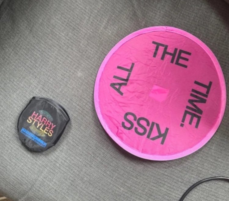 Aeris84's tweet photo. Please please does anyone have one of these foldable “fans” that were given out outside Wembley after N12? I saw a bunch on Vinted UK, but they can’t be shipped to Italy!😭 I will pay for it and, of course, also the shipping! #togethertogethertour #harrystyles https://t.co/Q3LdDNswDe
